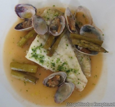 Turbot amb suquet de cloïsses i espàrrecs verds